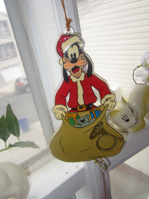 nintage-plastic-goofy-christmas-ornament